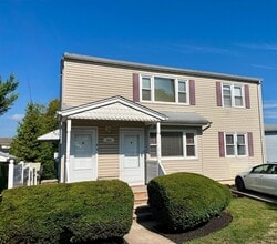 Building Photo - 985 SCHOPMAN Dr