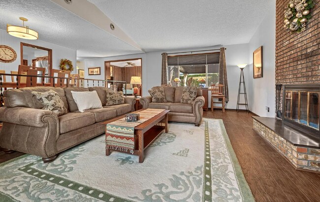 Building Photo - Charming Mid-Century Modern Ranch Home, 2 Bedroom 2 Bathroom, Lots Of Natural Lighting!