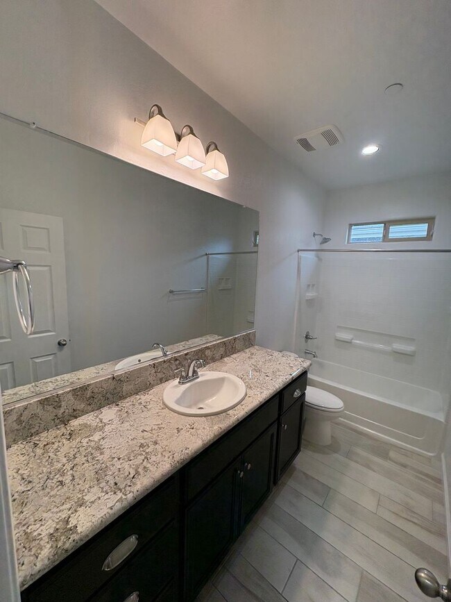 Building Photo - NW Visalia Home For Rent! Close to sports park & shopping centers!