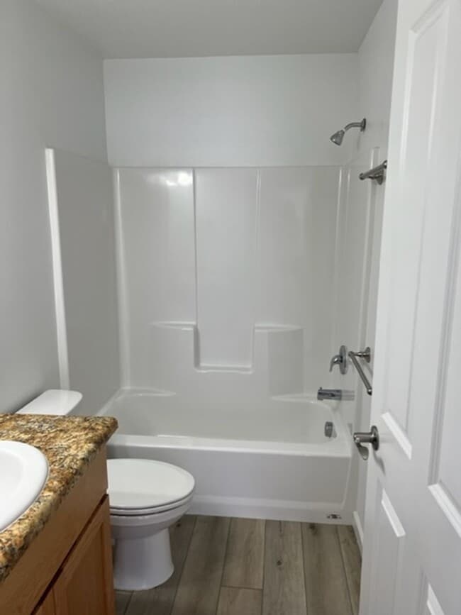 Building Photo - 3 BEDROOMS SINGLE LEVEL HOME