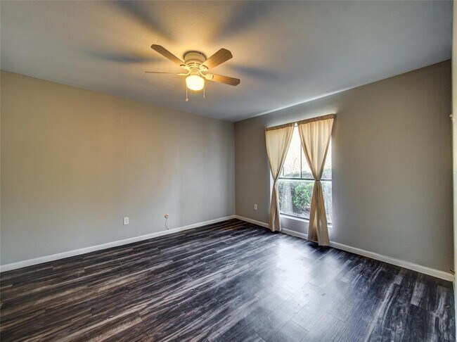 Building Photo - 3075 Walnut Bend Ln