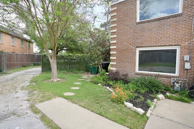 Building Photo - 3309 Lawrence St