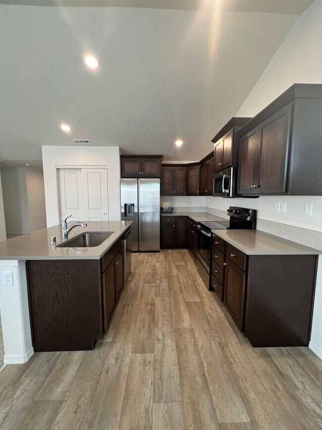 Building Photo - Modern 3 Bed 2 Bath!! Covered Patio!!
