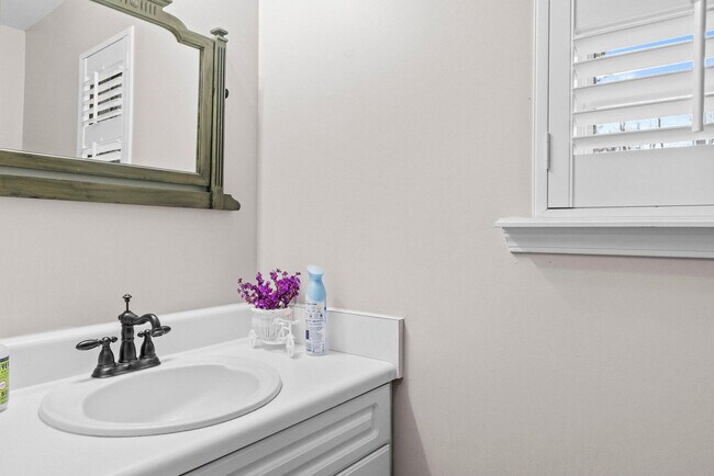 Building Photo - 66 Woodmont Ln