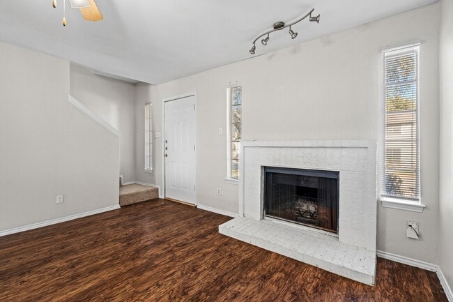 Building Photo - River Crossing ATX - Townhome - 2bd/2.5ba - W/D - Close to Downtown - $1395
