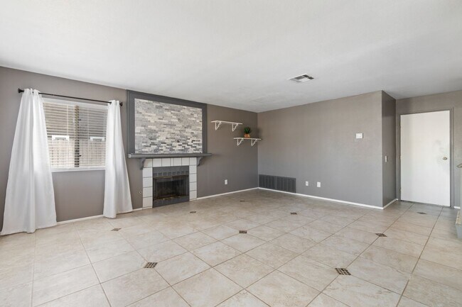 Building Photo - 43865 Carefree Ct