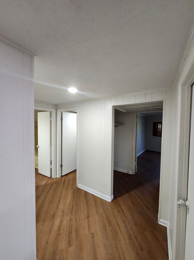 Building Photo - The House Boat Garage Apartment