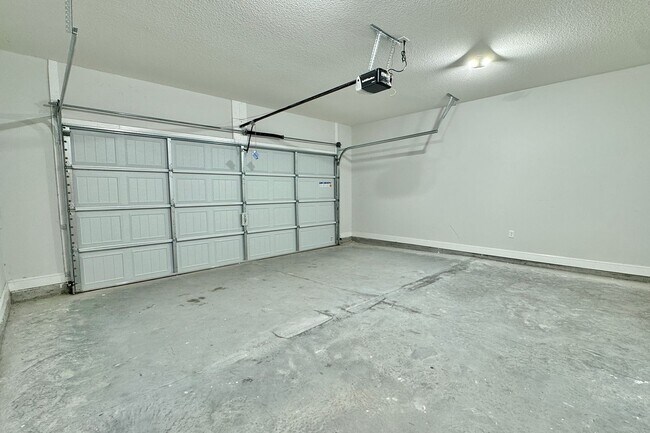 Building Photo - AVAILABLE NOW! (Pet Friendly)