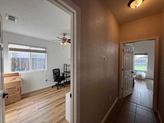 Building Photo - 1012 Freshwater Ct