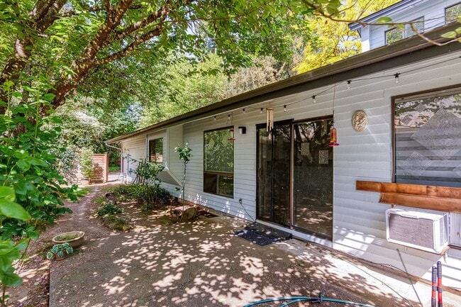 Building Photo - Contemporary One-Level 2 Bed/1 Bath Tranquil Retreat