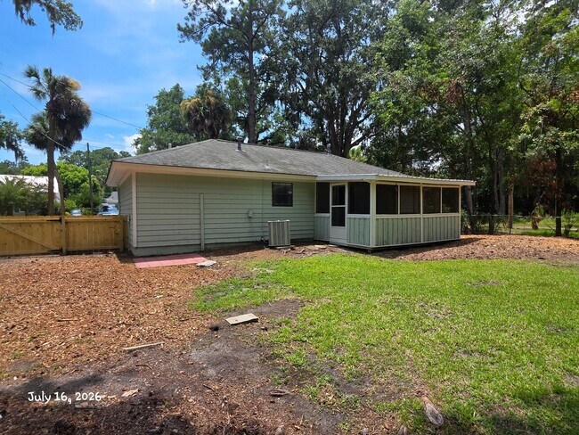 Building Photo - **Newly remodeled kitchen **  2 bedroom, 2bath Isle of Hope home with fenced in backyard and scre...