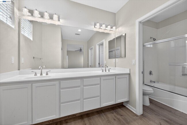 Building Photo - 244 Balsam St