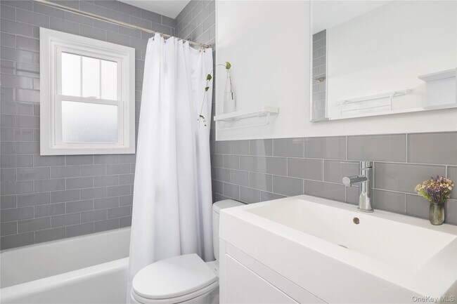 Building Photo - 446 6th St