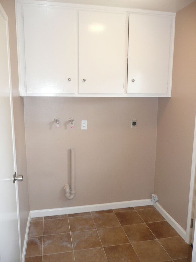 Building Photo - 4 bedroom home in Tustin