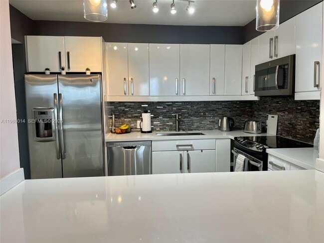 Building Photo - 20281 E Country Club Dr