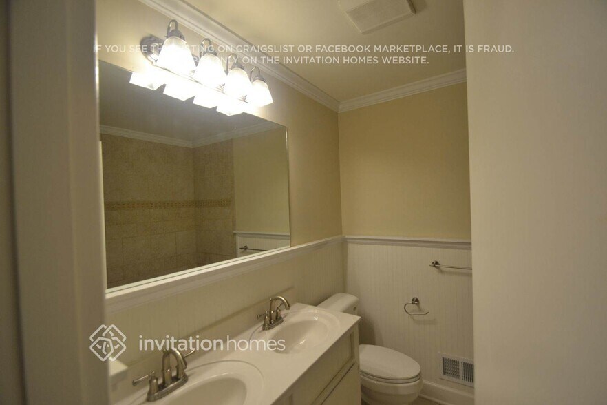 Building Photo - 1142 Eastview Dr