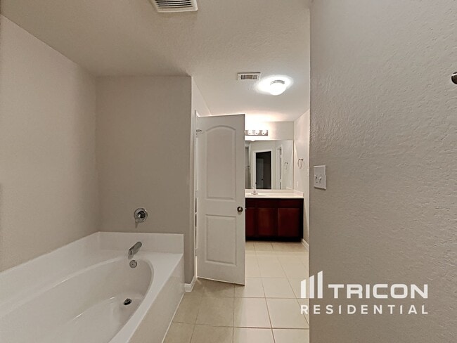Building Photo - 10930 Hillside Creek Dr