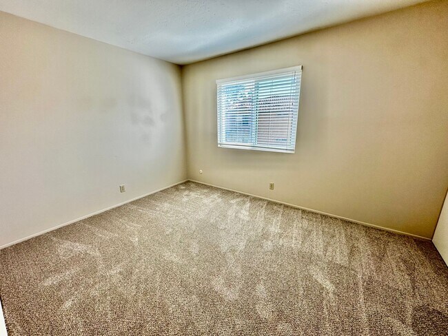 Building Photo - Spacious La Jolla 2BR/1.5BA Townhouse with Garage Parking