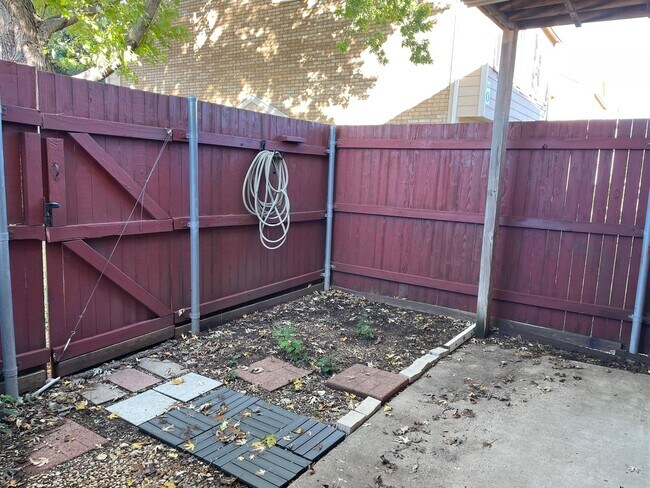 Building Photo - Briarpark Village