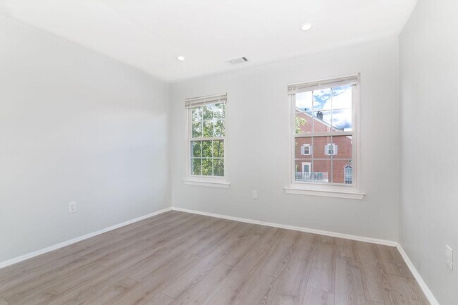 Building Photo - 27 Cottonwood St