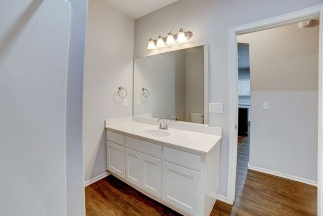 Building Photo - Unique 4/2/2 Near Downtown Tulsa!