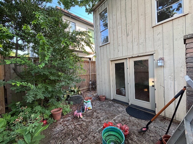 Primary Photo - 2137 Branard St