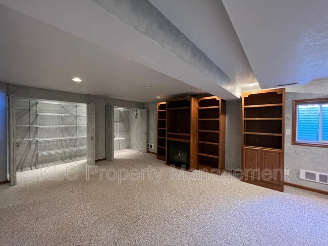 Building Photo - 15177 Hawthorn Dr