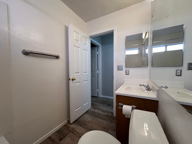 Building Photo - 910 N Swan Dr