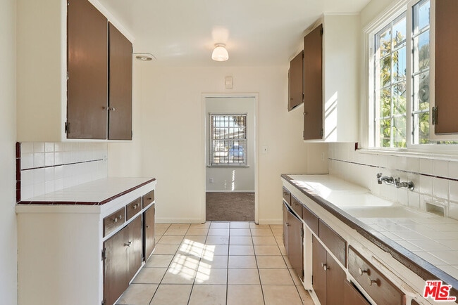 Building Photo - 1634 W 52nd St