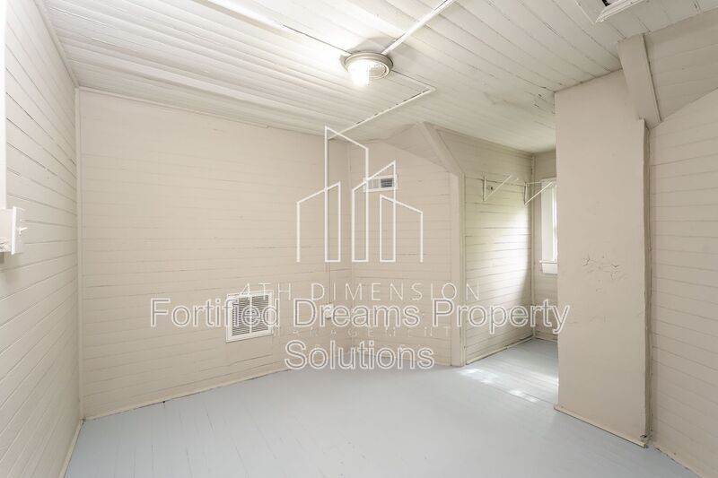 Building Photo - 921 23rd St NE