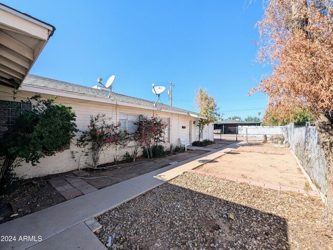 Building Photo - 1314 W Whitton Ave