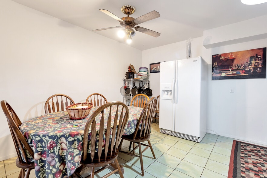 Kitchen - 1693 E Fort Union Blvd