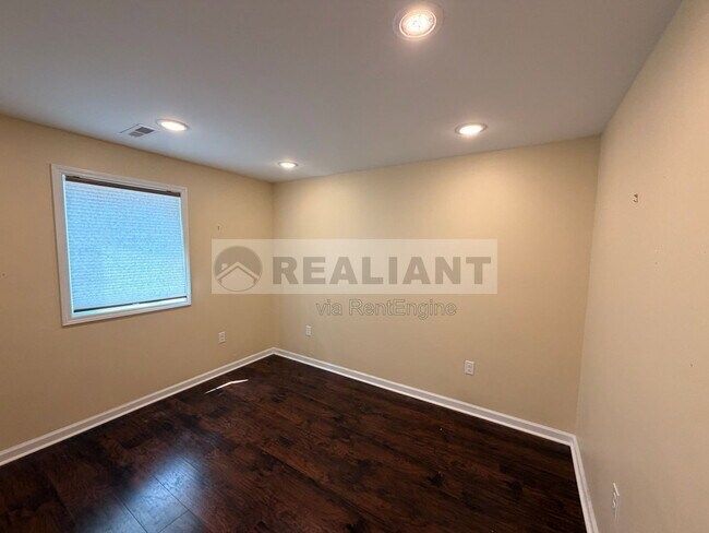 Building Photo - 438 Kenton St