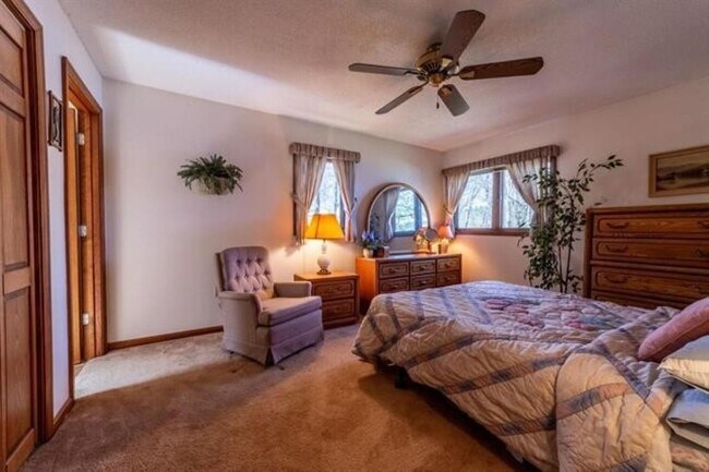 Building Photo - 15 Manor Estates Dr