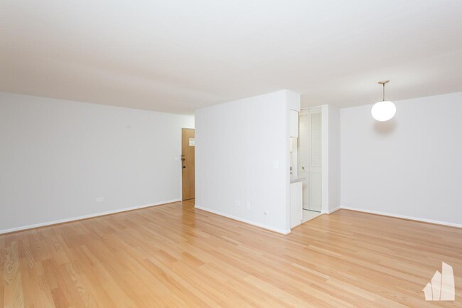 Building Photo - 1 bedroom in Chicago IL 60657