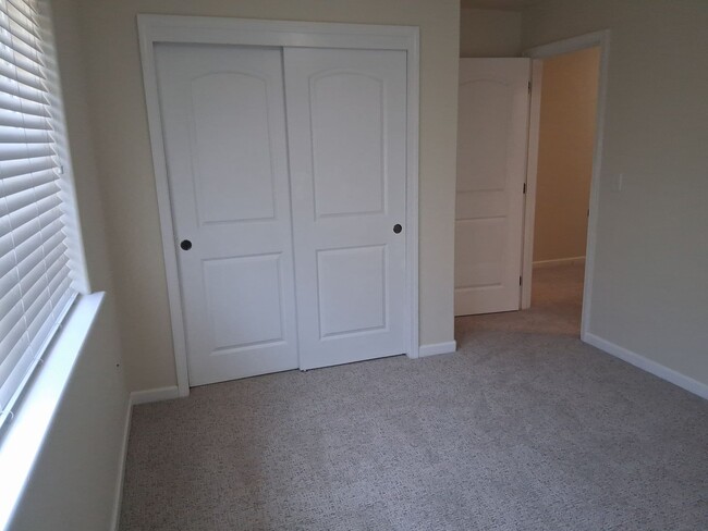 Building Photo - Cute, clean 2 bedroom upstairs apartment with patio.