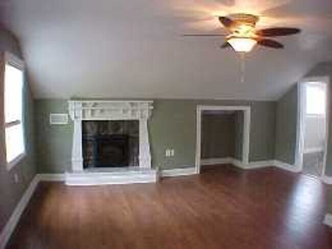 Building Photo - 3 Bedroom 2 Bath Cottage Style Home with Large Den