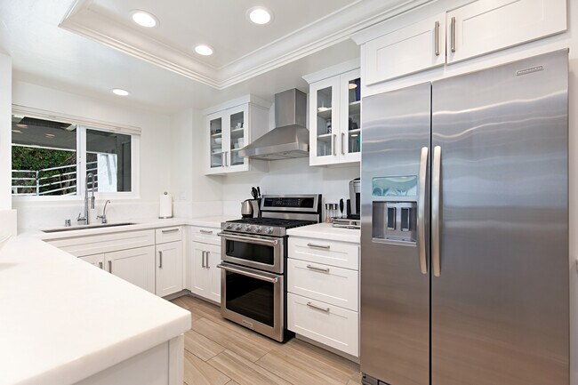 Building Photo - 544 Via De La Valle