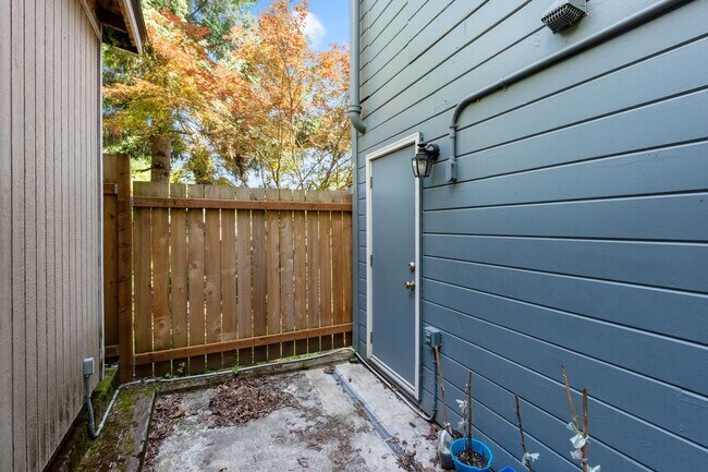 Building Photo - 1 BD available in the serene SW Hills