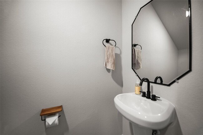 Building Photo - Beautiful and Modern 2-Story Home in Richland Hills!