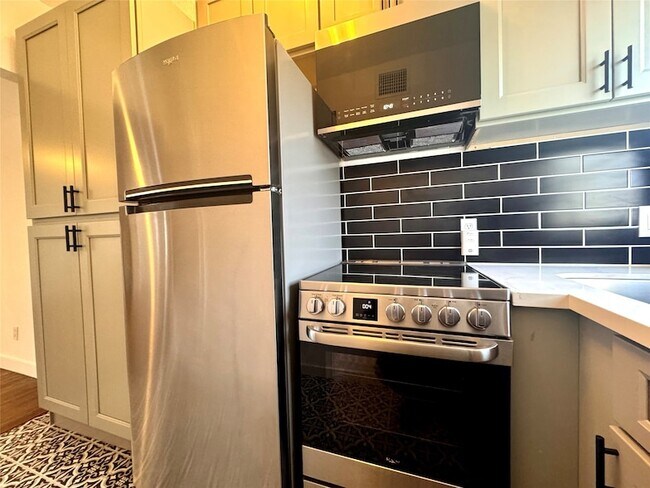 Building Photo - 415 Fairview St