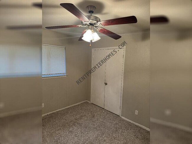 Building Photo - 5408 Greenwood Way