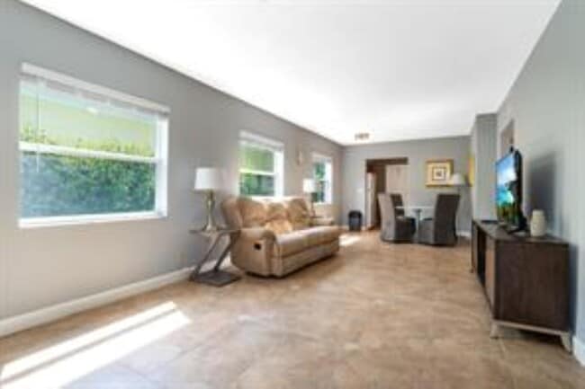 Building Photo - 2607 NE 8th Ave