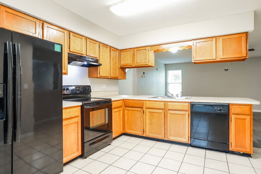 Building Photo - 2643 Pinewood Blvd E