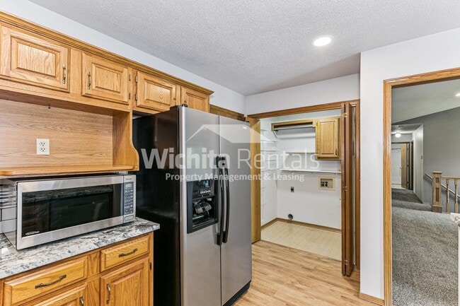 Building Photo - Large 3 bedroom 3 bath home in West Wichita