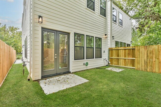 Building Photo - 810 Mansfield St