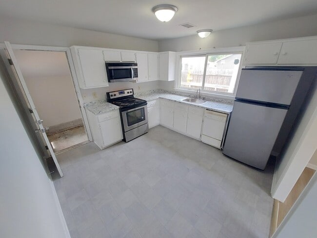 Building Photo - CUTE AND COZY 3 BEDROOM HOME AT BUCKROE BEACH FOR RENT!!!