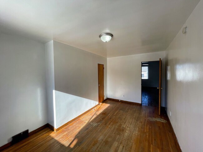 Building Photo - 239 Ella St