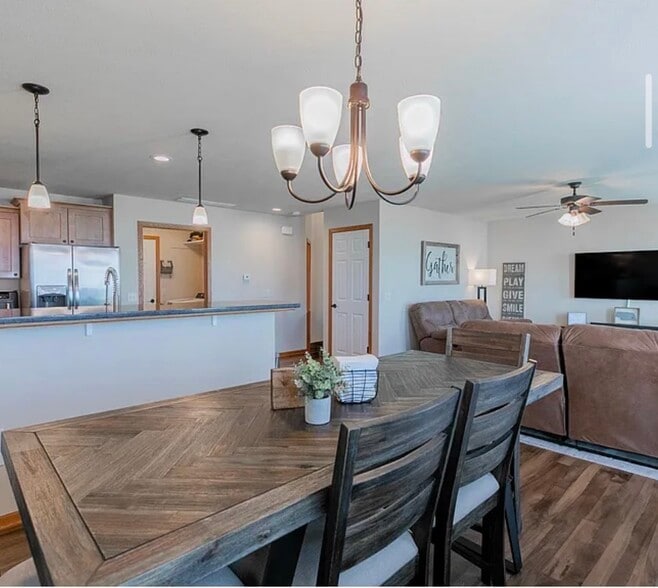 Building Photo - 8767 Ridge Hollow Dr