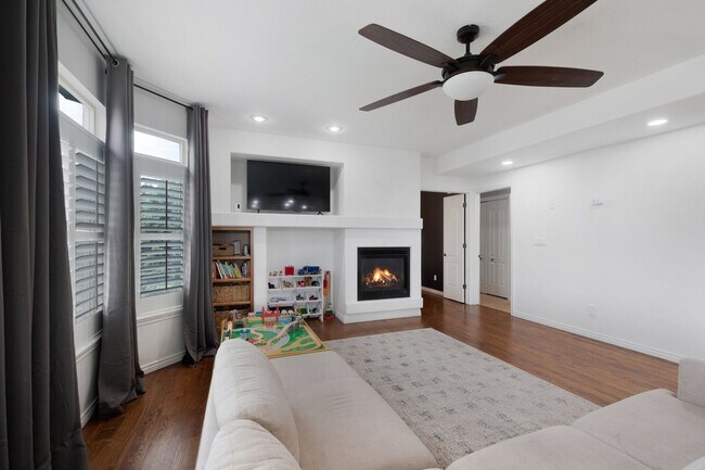 Building Photo - Elegant Mountain-View Retreat in Stone Cro...